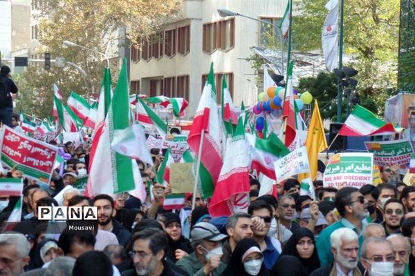 دانش‌آموزان تهرانی در راهپیمایی ۱۳ آبان
