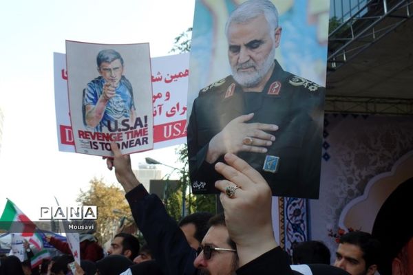 دانش‌آموزان تهرانی در راهپیمایی ۱۳ آبان