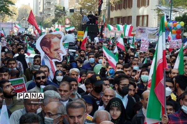دانش‌آموزان تهرانی در راهپیمایی ۱۳ آبان