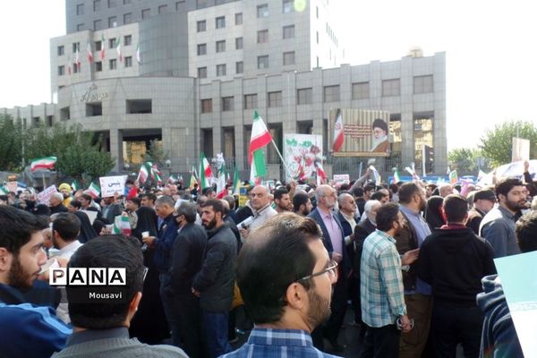 دانش‌آموزان تهرانی در راهپیمایی ۱۳ آبان