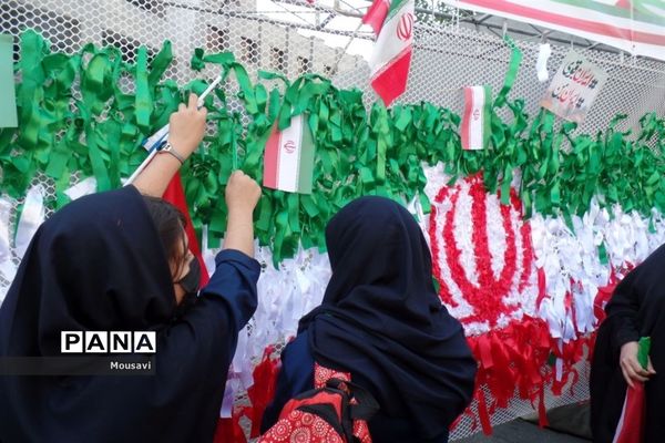 دانش‌آموزان تهرانی در راهپیمایی ۱۳ آبان