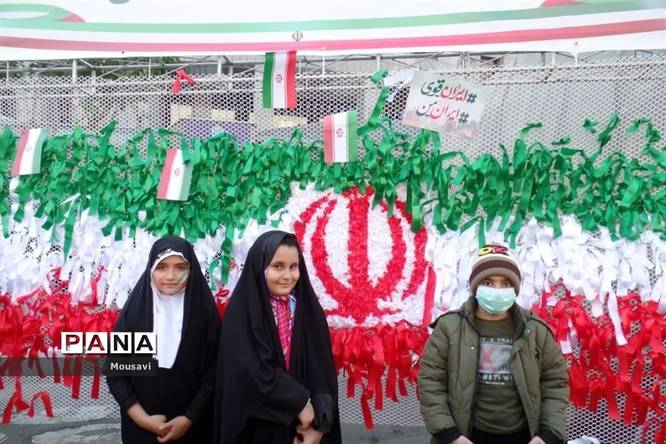 دانشآموزان تهرانی در راهپیمایی ۱۳ آبان