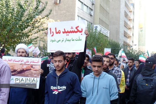 دانش‌آموزان تهرانی در راهپیمایی ۱۳ آبان
