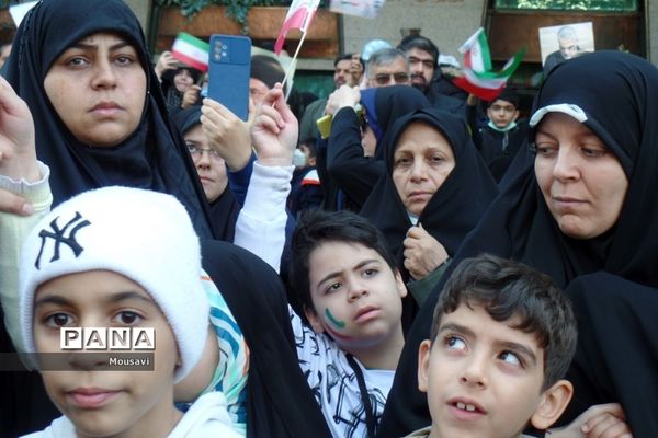 دانش‌آموزان تهرانی در راهپیمایی ۱۳ آبان