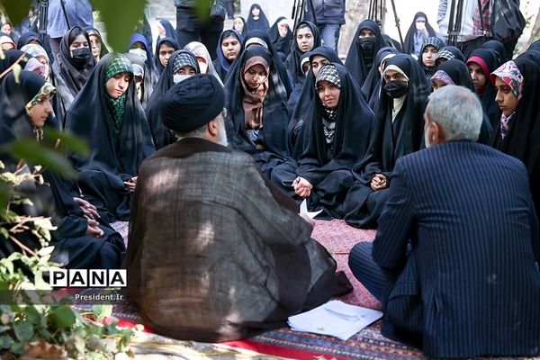 حضور رئیس‌جمهوری در جمع دانش‌آموزان شرکت‌کننده در اردوی «راهیان پیشرفت»