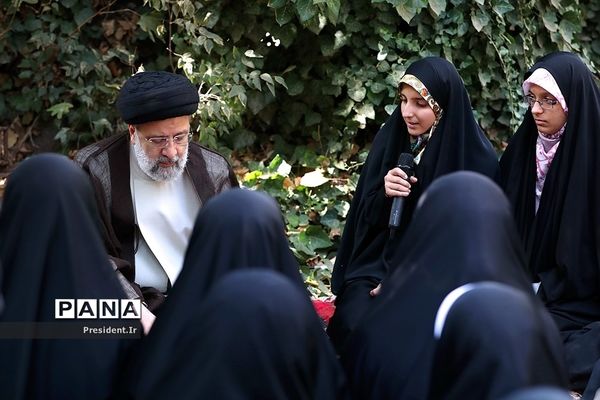 حضور رئیس‌جمهوری در جمع دانش‌آموزان شرکت‌کننده در اردوی «راهیان پیشرفت»