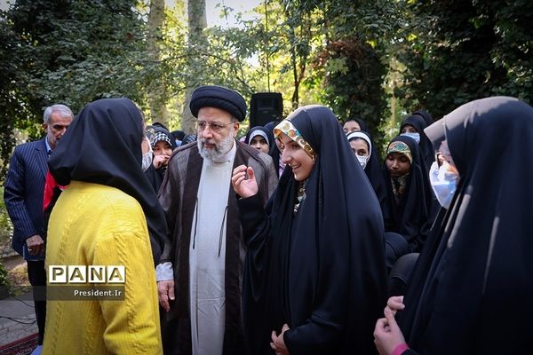 حضور رئیس‌جمهوری در جمع دانش‌آموزان شرکت‌کننده در اردوی «راهیان پیشرفت»