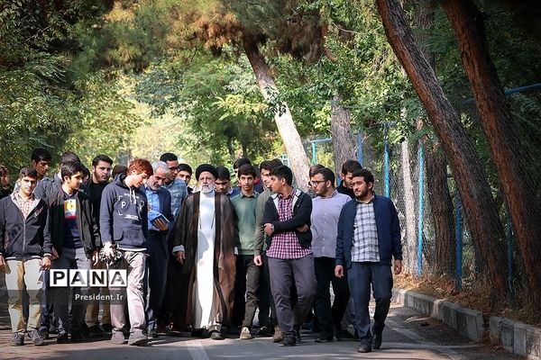 حضور رئیس‌جمهوری در جمع دانش‌آموزان شرکت‌کننده در اردوی «راهیان پیشرفت»