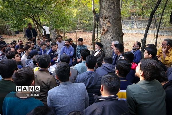 حضور رئیس‌جمهوری در جمع دانش‌آموزان شرکت‌کننده در اردوی «راهیان پیشرفت»