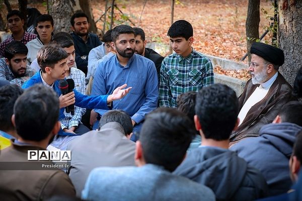 حضور رئیس‌جمهوری در جمع دانش‌آموزان شرکت‌کننده در اردوی «راهیان پیشرفت»