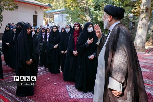 حضور رئیس‌جمهوری در جمع دانش‌آموزان شرکت‌کننده در اردوی «راهیان پیشرفت»