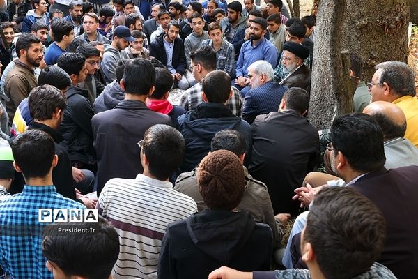 حضور رئیس‌جمهوری در جمع دانش‌آموزان شرکت‌کننده در اردوی «راهیان پیشرفت»