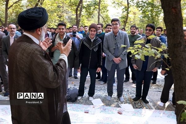 حضور رئیس‌جمهوری در جمع دانش‌آموزان شرکت‌کننده در اردوی «راهیان پیشرفت»