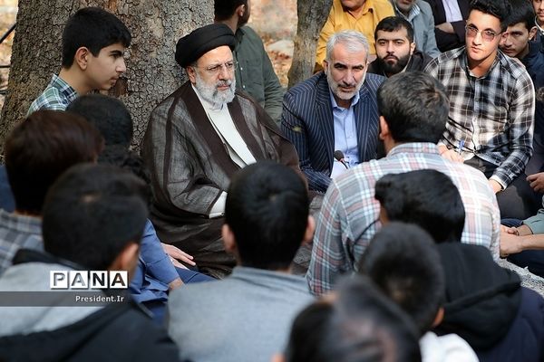 حضور رئیس‌جمهوری در جمع دانش‌آموزان شرکت‌کننده در اردوی «راهیان پیشرفت»