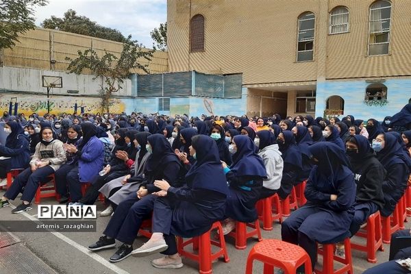 برگزاری مراسم پر شور روز دانش‌آموز توسط دانش‌آموزان در مدرسه محمد عاصمی