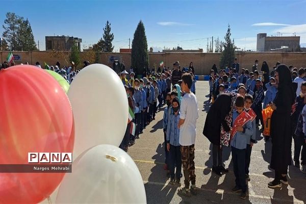 تجدید پیمان دانش‌آموزان شهر سورمق با آرمان‌های انقلاب اسلامی