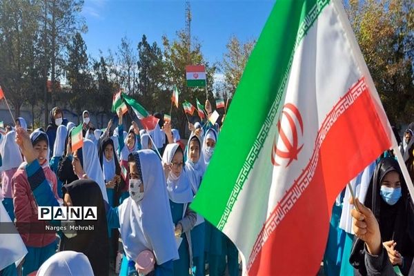 تجدید پیمان دانش‌آموزان شهر سورمق با آرمان‌های انقلاب اسلامی