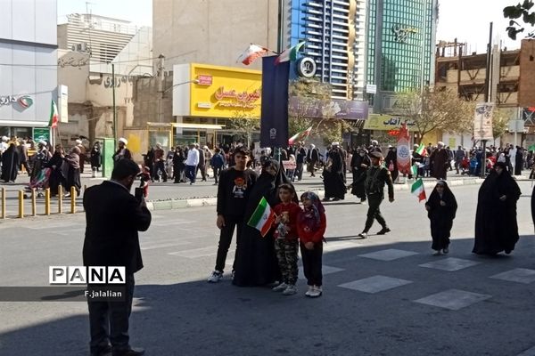 راهپیمایی روز ملی مبارزه با استکبار جهانی در قم - 6