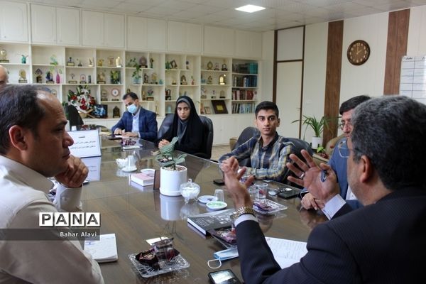 نشست نمایندگان مجلس دانش‌آموزی استان بوشهر با معاون پرورشی و فرهنگی