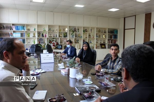 نشست نمایندگان مجلس دانش‌آموزی استان بوشهر با معاون پرورشی و فرهنگی