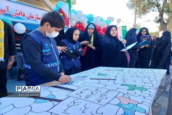 نقاشی گروهی دانش‌آموز خبرنگاران کرمانشاه در 13 آبان