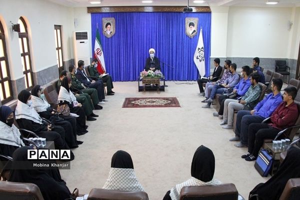 دیدار جمعی از مسئولان واحدهای مقاومت بسیج دانش‌آموزی با نماینده ولی فقیه و امام جمعه بوشهر