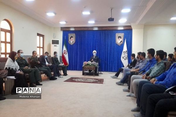 دیدار جمعی از مسئولان واحدهای مقاومت بسیج دانش‌آموزی با نماینده ولی فقیه و امام جمعه بوشهر
