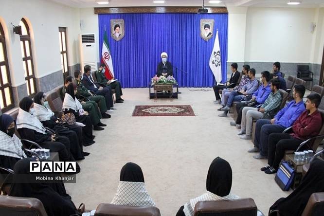 دیدار جمعی از مسئولان واحدهای مقاومت بسیج دانشآموزی با نماینده ولی فقیه و امام جمعه بوشهر