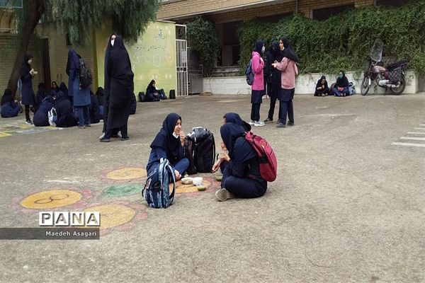 گرامیداشت روز دانش‌آموز در دبیرستان شرافت قم