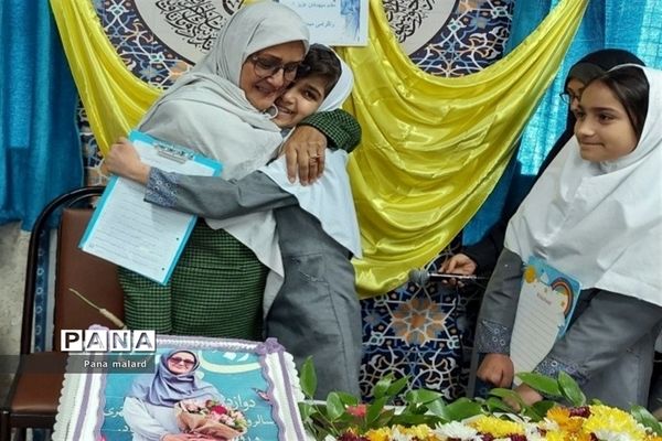 تجلیل از همکار تلاشگر در دبستان حاجیه نوری ملارد