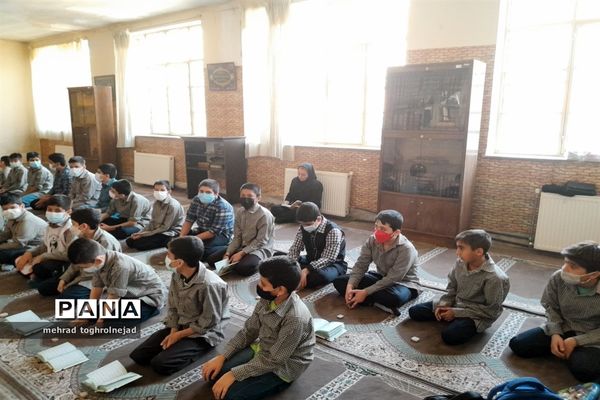 زیارت عاشورا در مدرسه شهید‌ناصریان در منطقه ۱۰