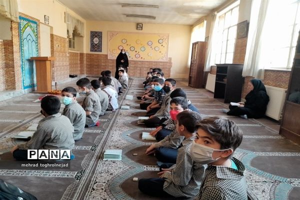 زیارت عاشورا در مدرسه شهید‌ناصریان در منطقه ۱۰