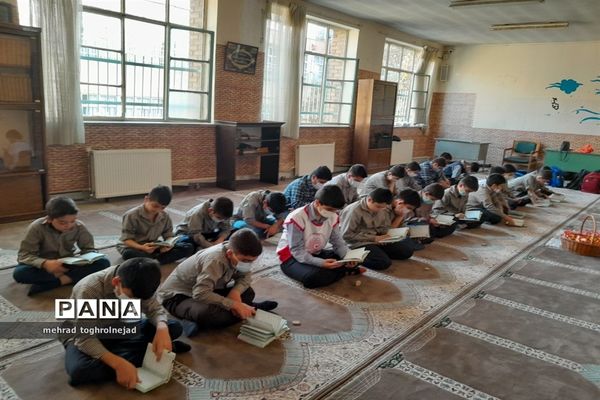 زیارت عاشورا در مدرسه شهید‌ناصریان در منطقه ۱۰