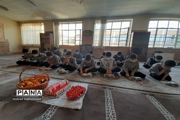 زیارت عاشورا در مدرسه شهید‌ناصریان در منطقه ۱۰