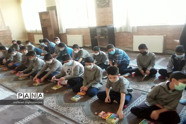 زیارت عاشورا در مدرسه شهید‌ناصریان در منطقه ۱۰