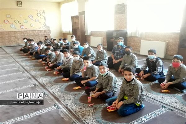 زیارت عاشورا در مدرسه شهید‌ناصریان در منطقه ۱۰