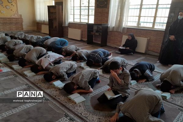 زیارت عاشورا در مدرسه شهید‌ناصریان در منطقه ۱۰
