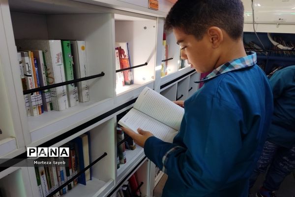 بازدید دانش‌آموزان مدرسه برکت رضوی از کتابخانه‌سیار یار مهربان در ملارد