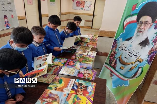 بازدید دانش‌آموزان مدرسه برکت رضوی از کتابخانه‌سیار یار مهربان در ملارد