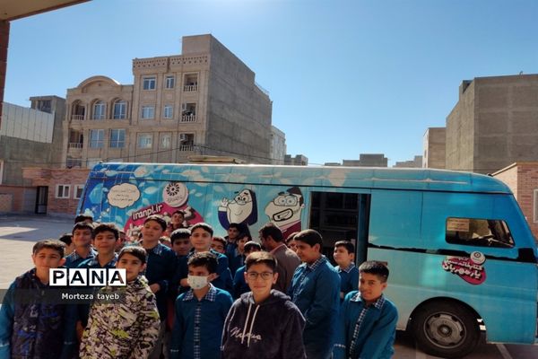 بازدید دانش‌آموزان مدرسه برکت رضوی از کتابخانه‌سیار یار مهربان در ملارد