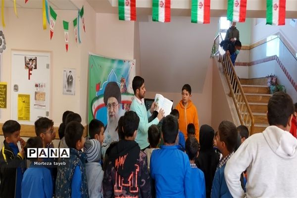 بازدید دانش‌آموزان مدرسه برکت رضوی از کتابخانه‌سیار یار مهربان در ملارد