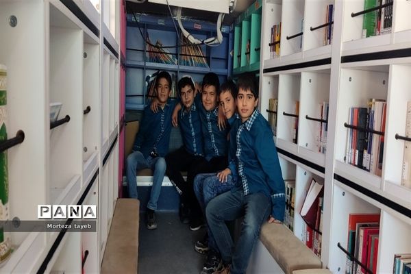 بازدید دانش‌آموزان مدرسه برکت رضوی از کتابخانه‌سیار یار مهربان در ملارد