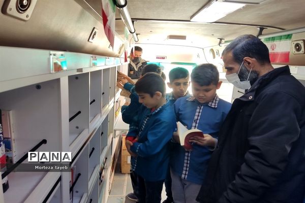 بازدید دانش‌آموزان مدرسه برکت رضوی از کتابخانه‌سیار یار مهربان در ملارد