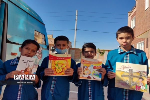 بازدید دانش‌آموزان مدرسه برکت رضوی از کتابخانه‌سیار یار مهربان در ملارد