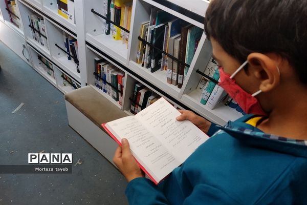بازدید دانش‌آموزان مدرسه برکت رضوی از کتابخانه‌سیار یار مهربان در ملارد