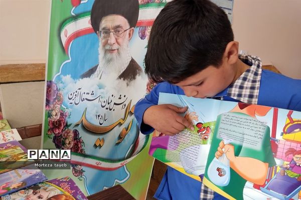 بازدید دانش‌آموزان مدرسه برکت رضوی از کتابخانه‌سیار یار مهربان در ملارد