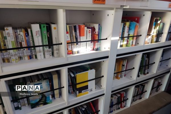 بازدید دانش‌آموزان مدرسه برکت رضوی از کتابخانه‌سیار یار مهربان در ملارد