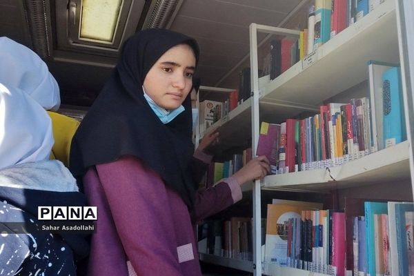 استقرار کتابخانه سیار در دبستان شهید‌غلامی «آرو» دماوند
