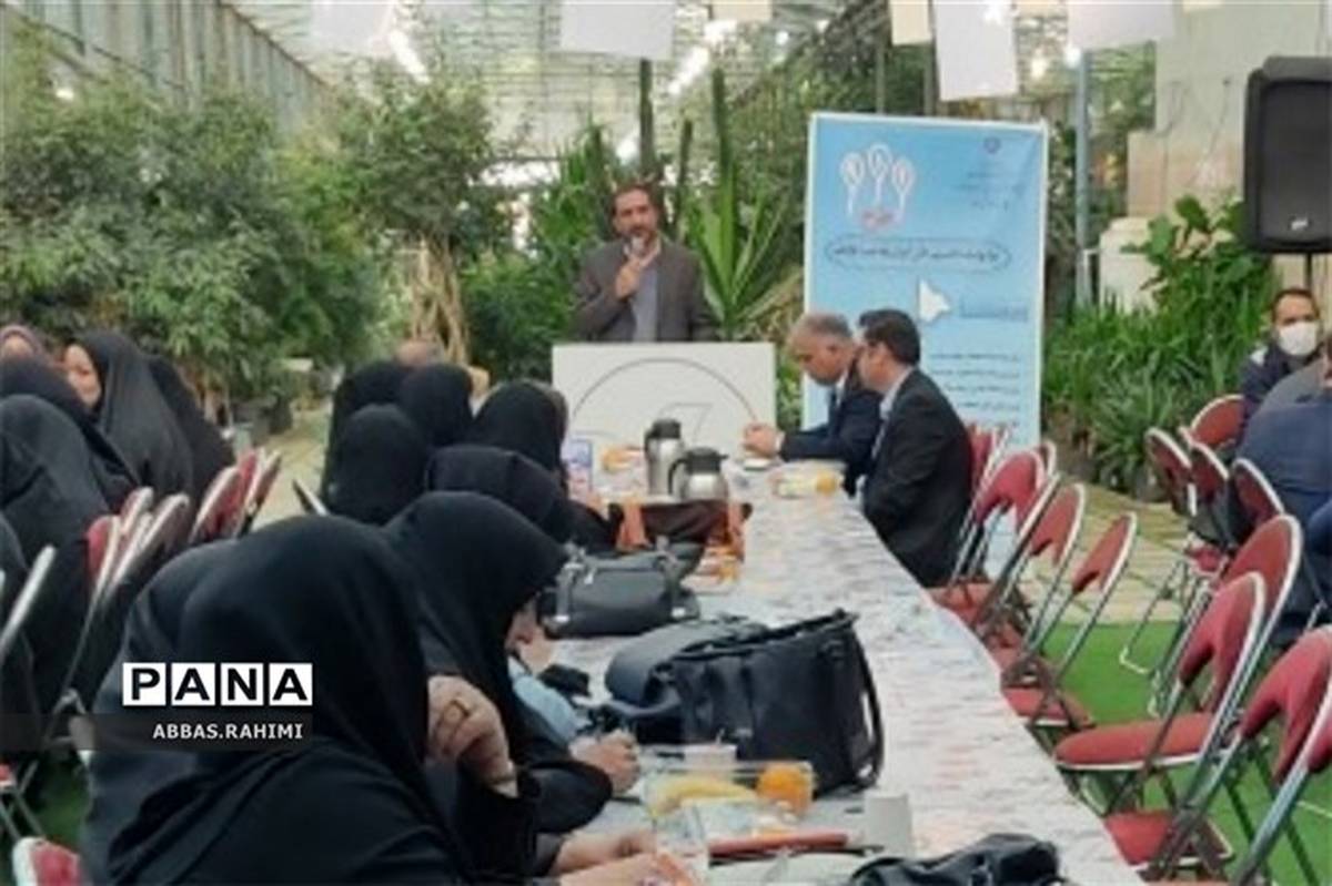 مدیران و معلمان در ابتدای صف مقابله با دشمنان در تئوری جدید هستند