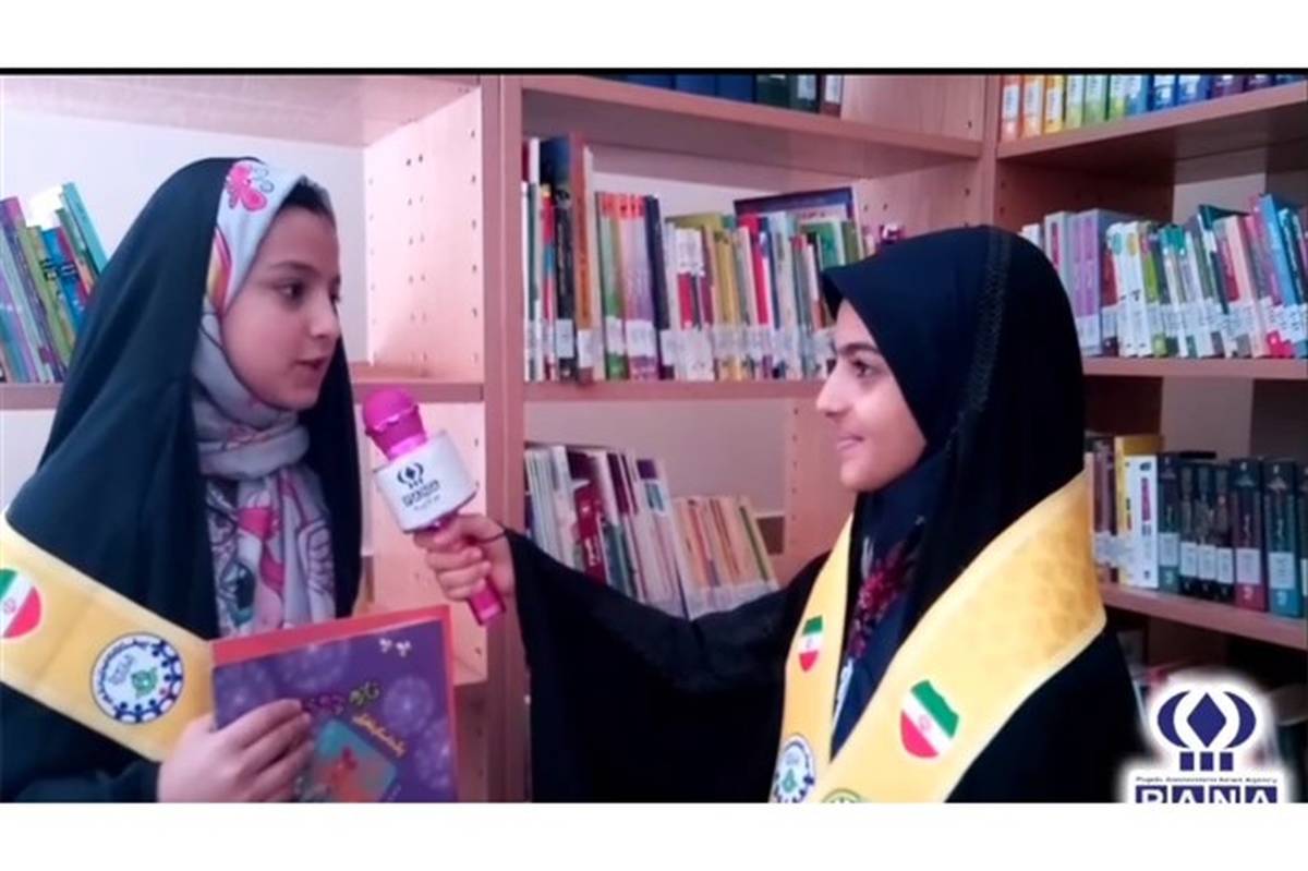 اهدای کتاب توسط دانش‌آموزان مدرسه شیخ مفید اصفهان به کتابخانه/ فیلم